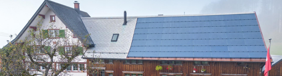 Man sieht eine Solaranlage auf einem Bauernhaus.